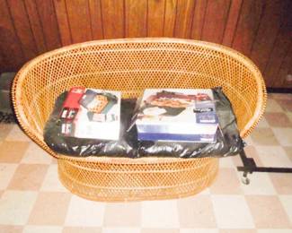 WICKER SETTEE