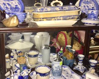 Assorted mostly vintage blue & whites
