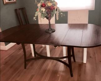 Vintage round table w/3 leaves