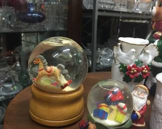 Music globes w/snow 