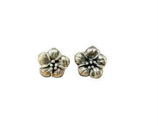 Lot 99   1 Bid(s)
Sterling Silver Flower Pierced Earrings