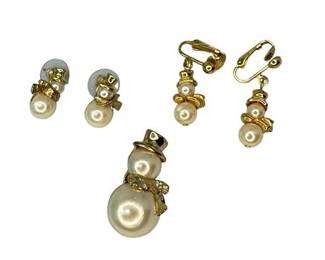 Lot 8   1 Bid(s)
Vintage Avon Pearlized Snowman Brooch and Earrings 