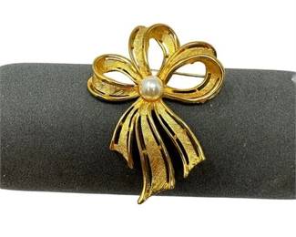 Lot 115   0 Bid(s)
Napier Faux Pearl Bow Brooch