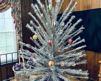 EVERGLEAM ALUMINUM POM POM TREE 