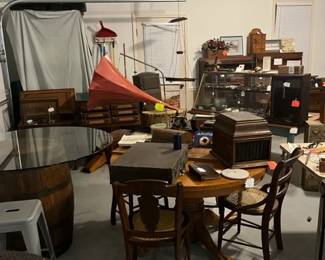 ANTIQUE ROUND OAK TABLE WITH LEAF AND 4 MISMATCHED CANE BOTTOM CHAIRS