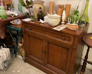 Another great small storage piece…the following picture show the shelf that is supposed to sit atop this but the folks hung it instead. Versatile…Great Sunday price!