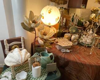 Vintage globe lamp-not a scratch or flea bite- both globes work.