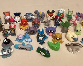 CCS139 Over 50 Pokémon Vinyl Mini Figures