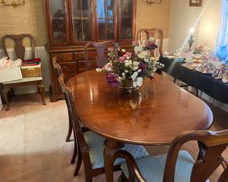 Beautiful dark wood China cabinet & dining table with 6 chairs. Nice heavy, solid set!!