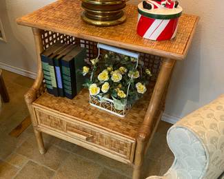 Love this super cute wicker side table. It’s a special one!! 