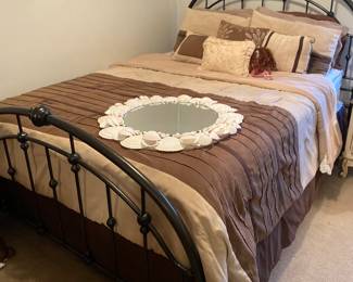 Made to look vintage - Queen metal bed