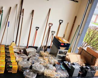 SO MANY electronics and do-dads