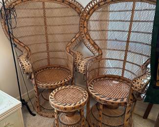Vintage wicker Peacock Chairs (2) - 1 small table