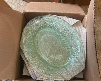 Tiara green glass snack/ appetizer set
4 plates
4 cups