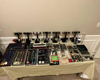 Wide selection of jewelry, accessories and purses