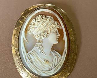 #106- 14kt gold large cameo brooch or pendant $150