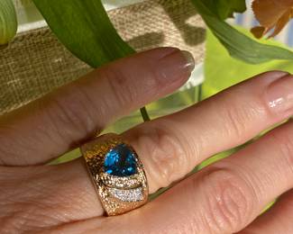 #90 - 14kt yellow gold ring with blue opal triangle sz 6 - $395