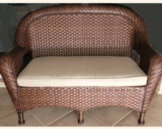 Lanai Love Seat in Excellent Condition; has 2 Matching Chairs