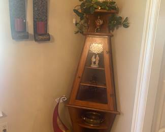 Obelisk corner curio