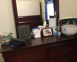 Coaster Find Furniture!  This is the beautiful dresser and mirror to the bedroom suite!  Gorgeous! Excellent condition!