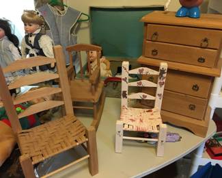 Adorable doll furnitures and many dolls