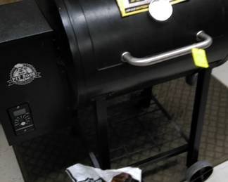 Pit Boss Wood Pellet Grill/Smoker 700 Square Inch Cooking Surface with Bag of Hardwood Pellets