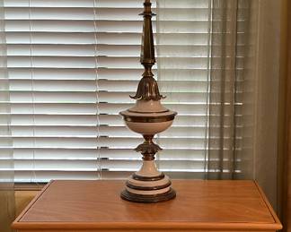 Bedroom Set: 9-Drawer Dresser w 3-Part Mirror, 2 Nightstands, Vintage Table Lamps