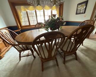 Beautiful solid oak Richardson Brothers dining room table w/ 8 Haitian cotton padded seats. 
90x 44x30 with 22” leaves
68 x44x40 without 
2 captain’s chairs and  6 regular chairs. 