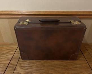 18x8x12
Vintage leather briefcase
W/keys to lock