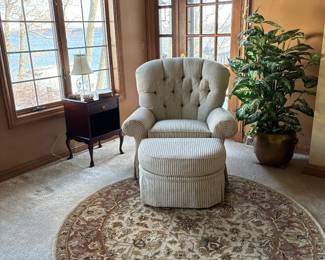 Striped fabric Broyhill easy chair and ottoman
Chair 38x24x40. Ottoman 27x19x17

6x6 100% wood pile rug 
Antique Beige
Handcrafted in India 