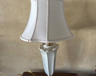 33” Vi tage Lenox Hollywood Regency  porcelain tulip form and solid brass 1940’s
Original silk shade
Absolutely gorgeous 