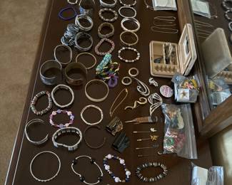Costume jewelry
Bracelets
Pins