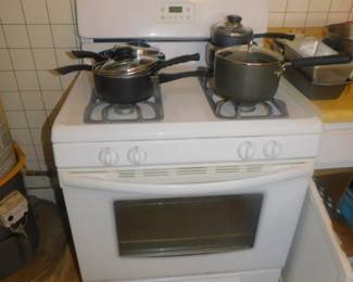 Gas Range With Cookware