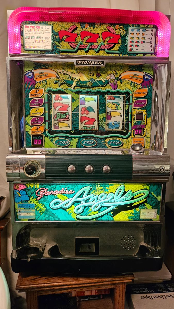 Pachislo Slot Machine, has coins, keys and manuals