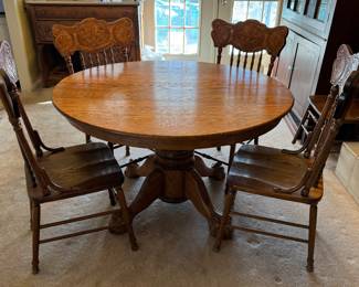 Oak round table with 2 leaves