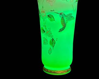 FENTON Burmese Hand Painted Connoisseur Collection 2002 Limited Edition (936/2500) Hummingbird Vase