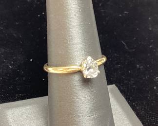 14KT GOLD SOLITAIRE TEAR DROP DIAMOND RING, 1.8g, SIZE 7