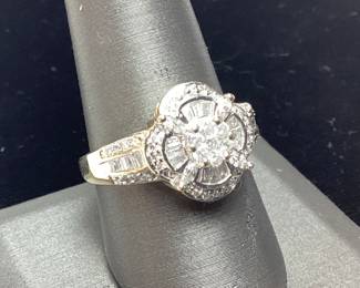 10kt GOLD DIAMOND CLUSTER RING, 5.2g, SIZE 10
