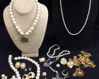 VINTAGE PEARL JEWELRY GROUP