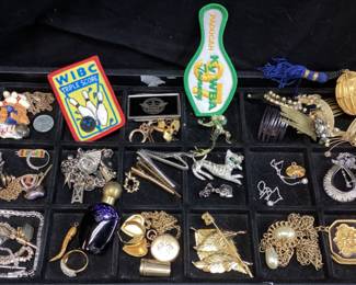 COSTUME JEWELRY TRAY, BROOCH