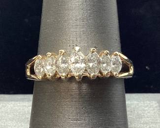 14KT GOLD DIAMOND RING 3.8g, SIZE 8.5