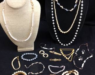 VINTAGE PEARL JEWELRY GROUP