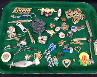 TRAY OF COSTUME JEWELRY, PINS, TIE CLIPS