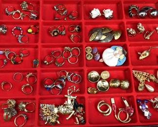 COSTUME JEWELRY TRAY, RINGS, BROOCHES,
