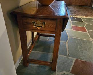 2 Matching End Tables 