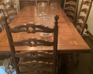 Perfect dining tbl 6  chairs 345. Two leaves