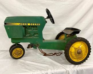 ERTL 520 John Deere PEDAL TRACTOR