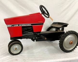 CASE INTERNATIONAL PEDAL TRACTOR