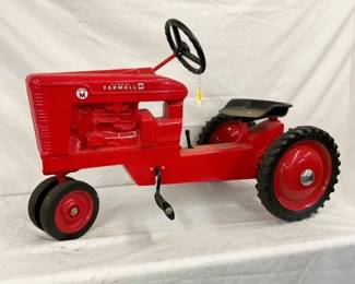 FARMALL SUPER M PEDAL TRACTOR