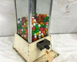 CLOSE UP VIEW GUMBALL MACHINE